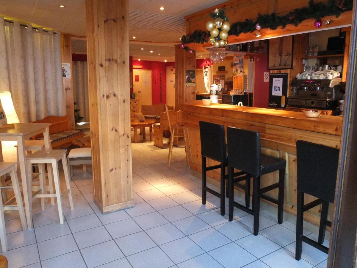 Salon ou bar de l'établissement Hôtel Espace Montclar
