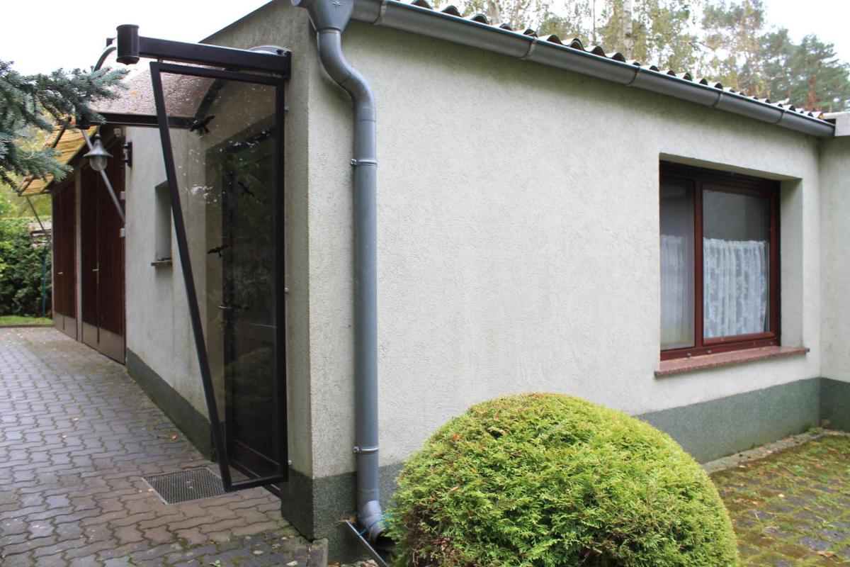 Bungalow am Wassergrundstück - Housity