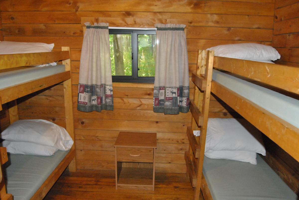 Robin Hill Camping Resort One-Bedroom Cottage 8 - Housity