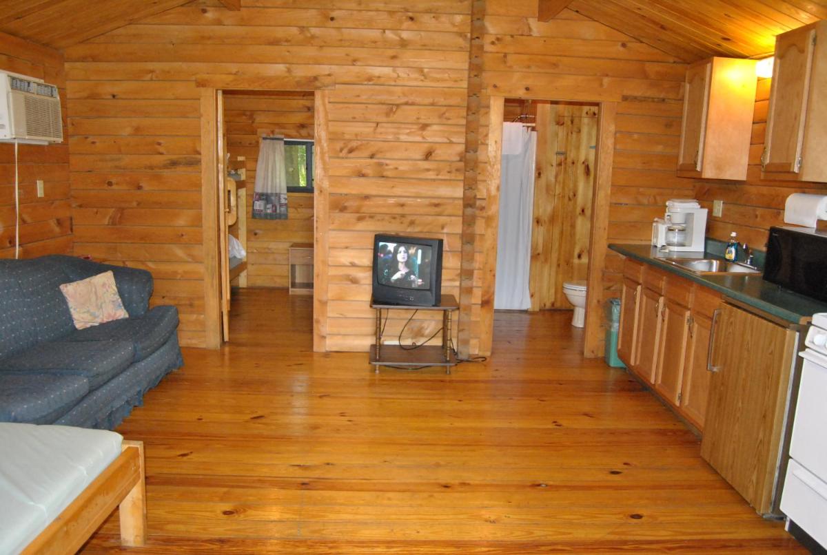 Robin Hill Camping Resort One-Bedroom Cottage 8 - Housity