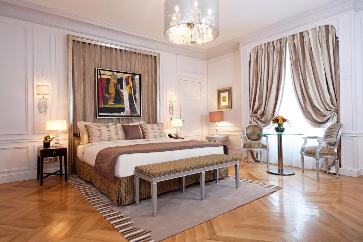 Un ou plusieurs lits dans un hébergement de l'établissement Majestic Hotel Spa - Champs Elysées Un ou plusieurs lits dans un hébergement de l'établissement Majestic Hotel Spa - Champs Elysées