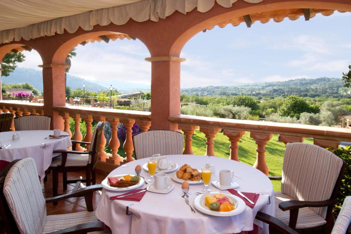 Comida en o cerca de este hotel