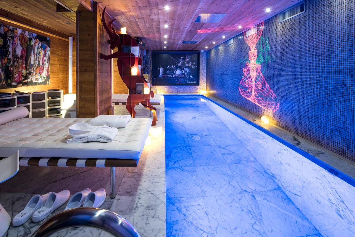 Piscine de l'établissement Snow Lodge Hotel Courchevel 1850 ou située à proximité