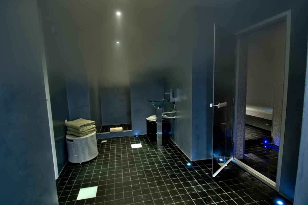 Salle de bains dans l'établissement Le Pinarello