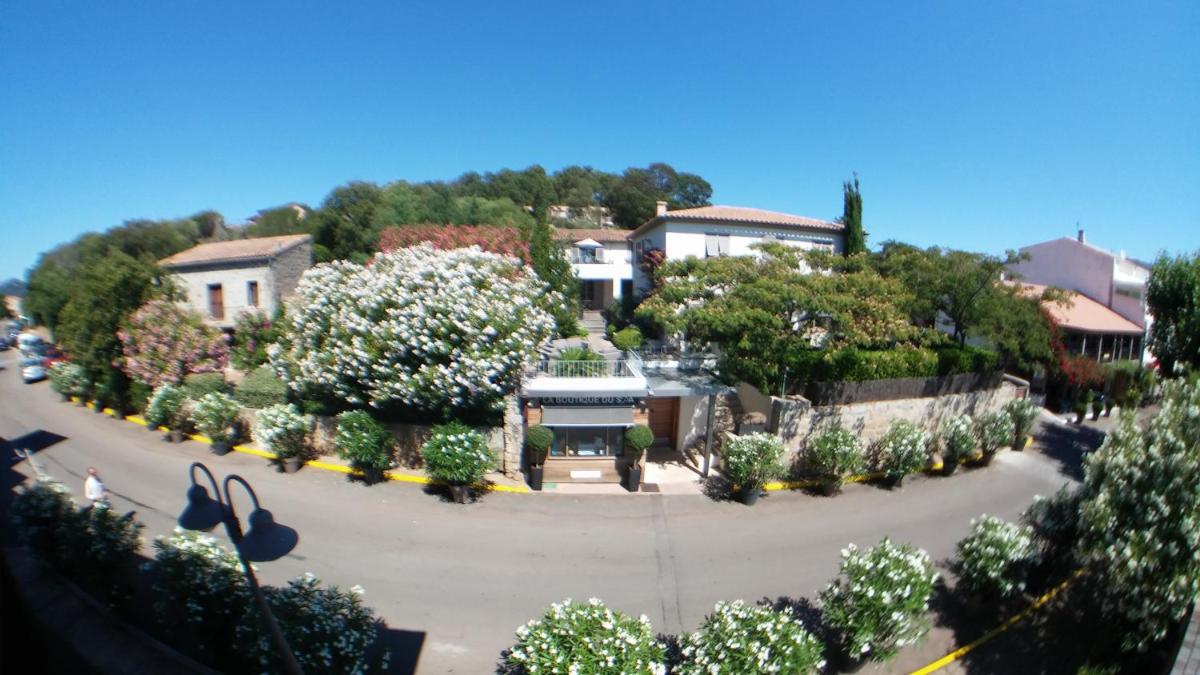 Jardin de l'établissement Le Pinarello