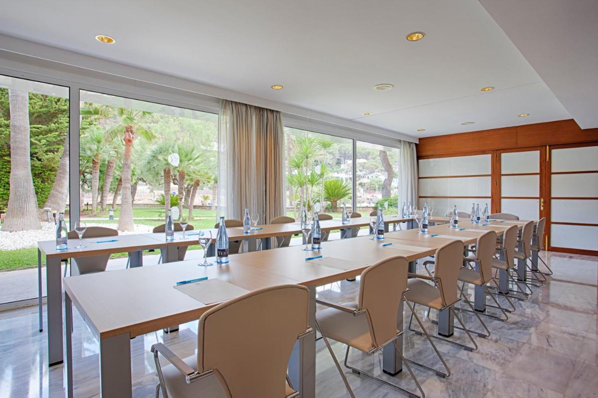 Una gran sala de conferencias con una mesa larga y sillas. en Grupotel Molins, en Cala de Sant Vicent 50 fotos más