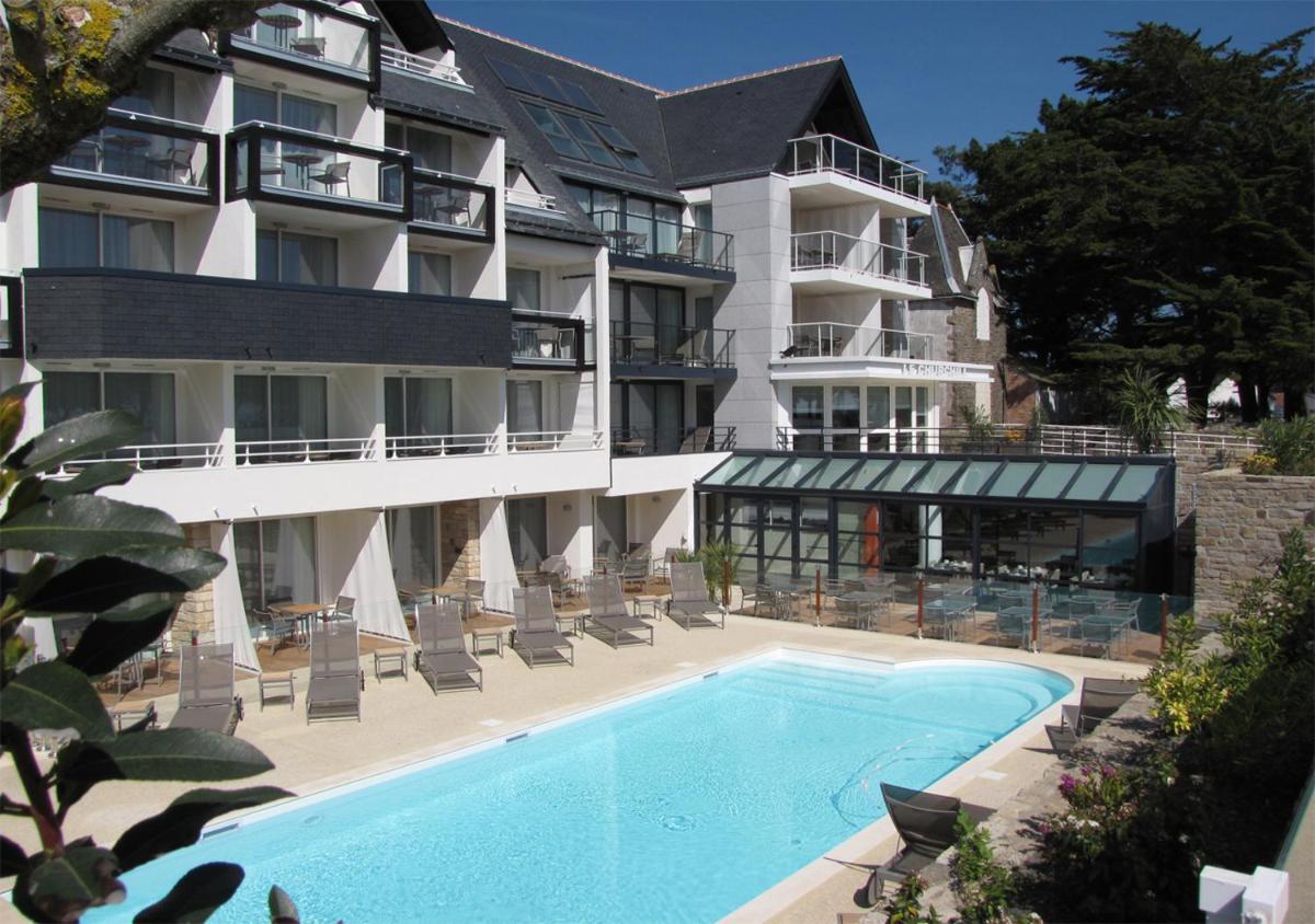 Piscine de l'établissement Le Churchill Hôtel & Spa ou située à proximité