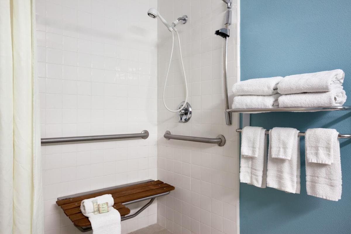 Super 8 by Wyndham Indio - Housity