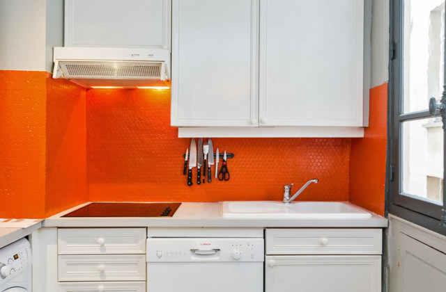 Suitetrails - Large & Bright Apartment, Central Paris, Montmartre-Opéra, Picturesque Rue des Martyrs