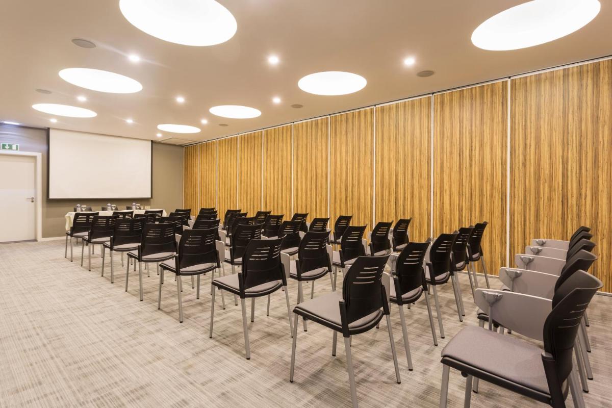 A área empresarial e/ ou a sala de conferências de AP Adriana Beach Resort