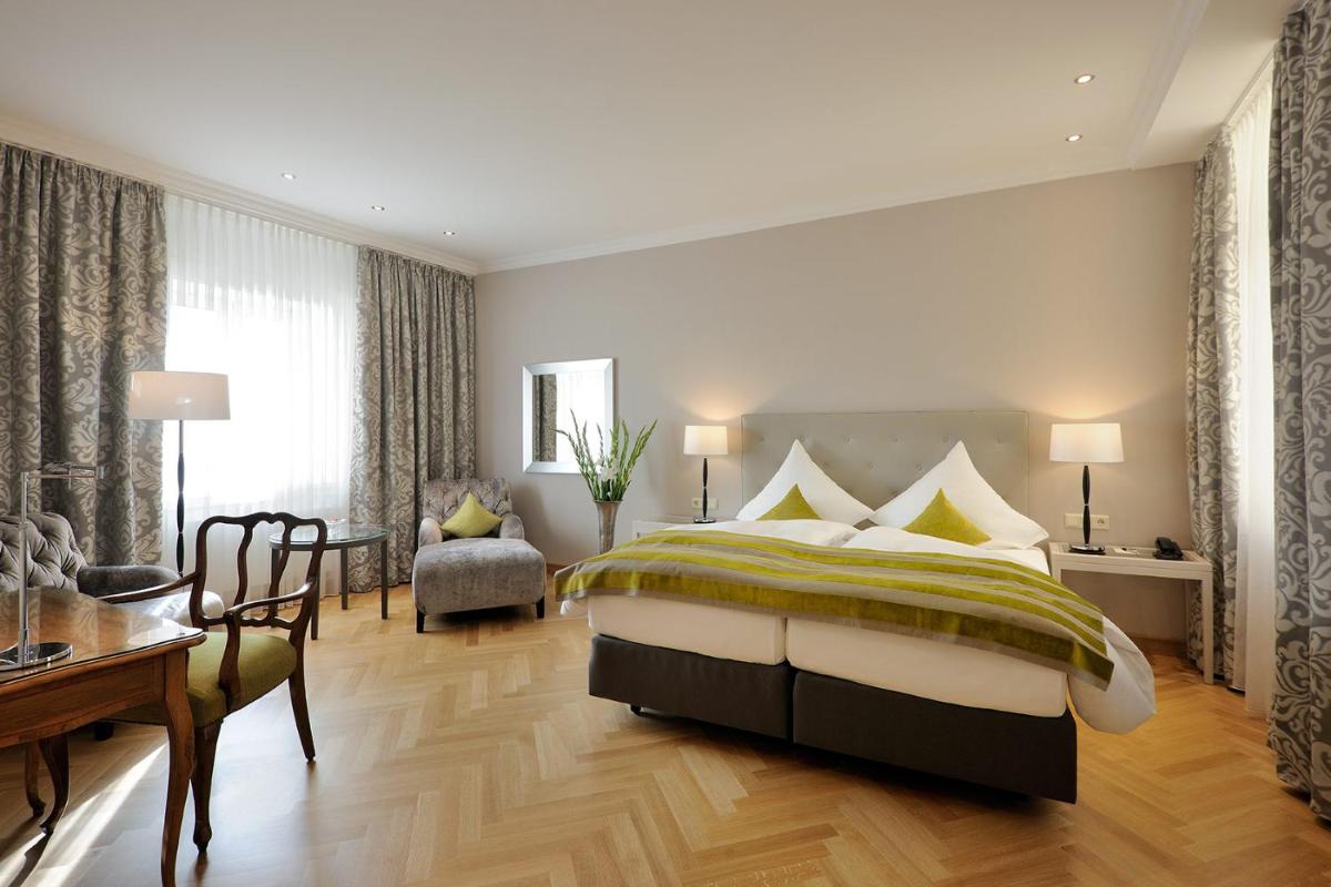 Ein Bett oder Betten in einem Zimmer der Unterkunft Kastens Hotel Luisenhof Ein Bett oder Betten in einem Zimmer der Unterkunft Kastens Hotel Luisenhof