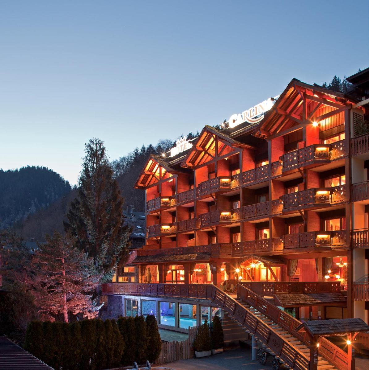 un hôtel dans les montagnes la nuit dans l'établissement Carlina, à La Clusaz