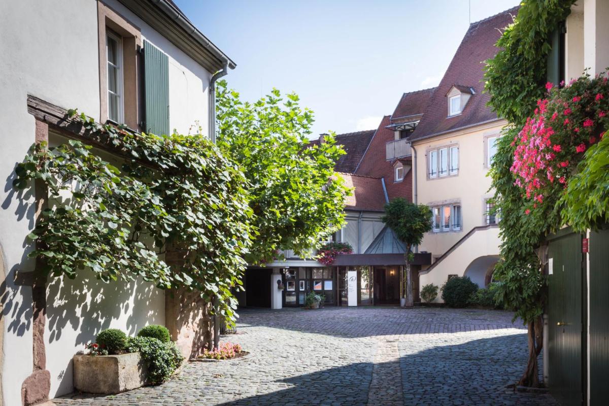 Une allée au milieu d'un bâtiment dans l'établissement Hotel & Spa A la cour d'Alsace by HappyCulture, à Obernai 39 autres photos
