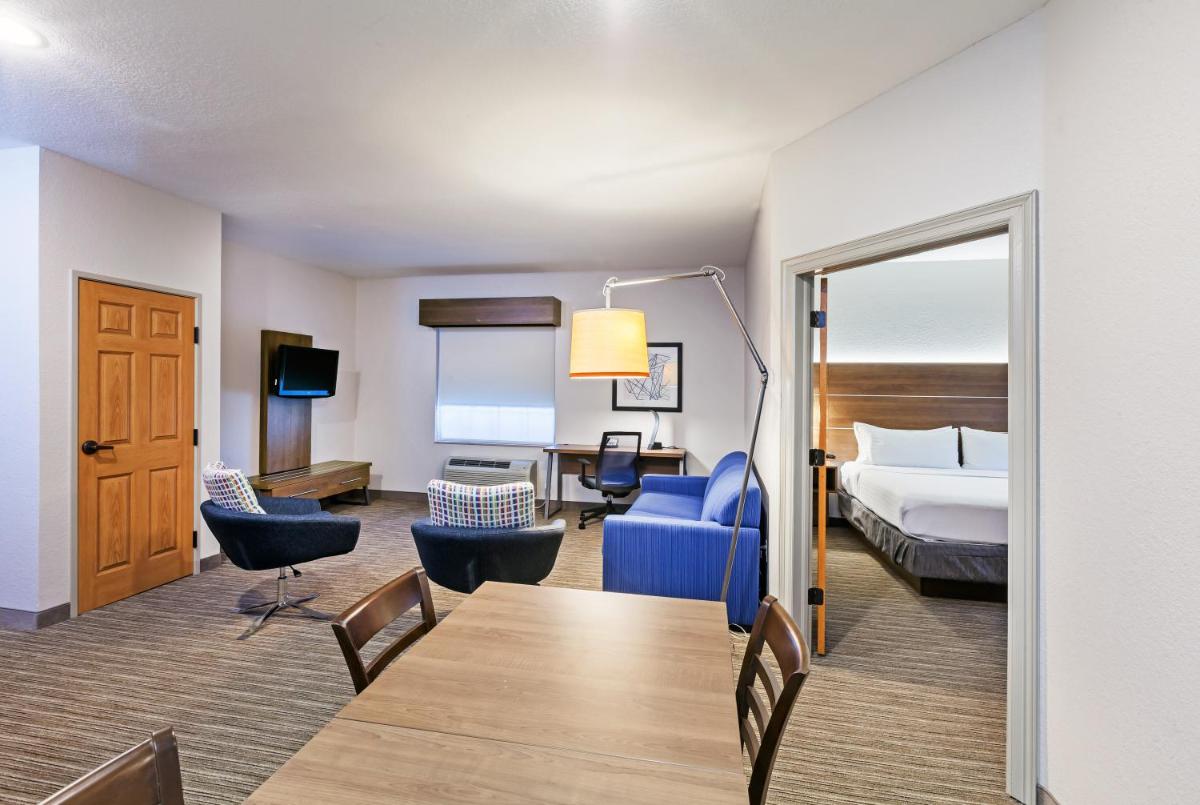 Holiday Inn Express & Suites Tulsa S Broken Arrow Hwy 51 by IHG - Housity