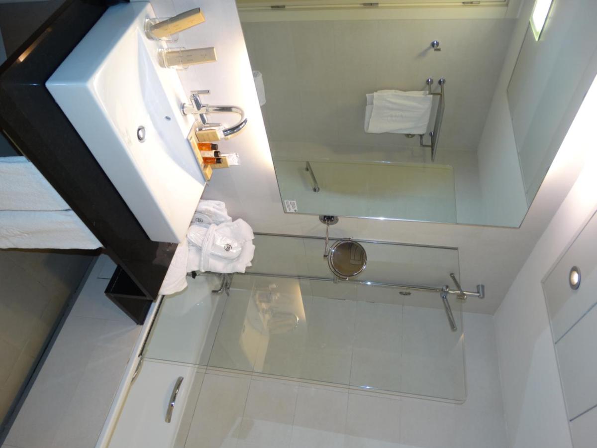 Un baño de Hotel 525