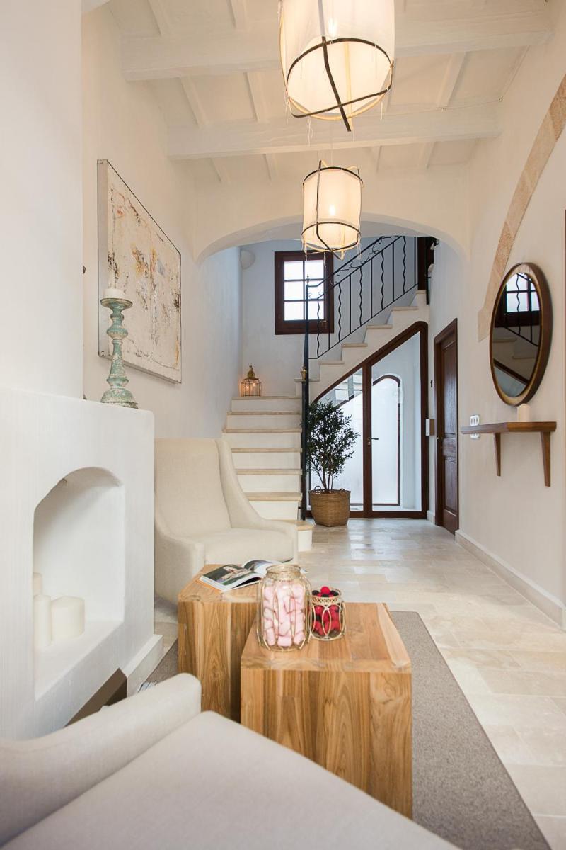 una sala de estar con un sofá y una mesa en S'Hotelet d'es Born - Suites & SPA, en Ciutadella