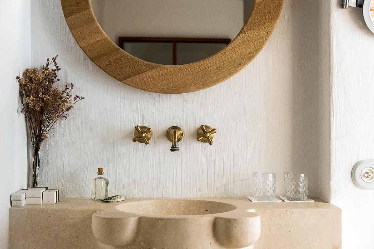 Un baño de S'Hotelet d'es Born - Suites & SPA