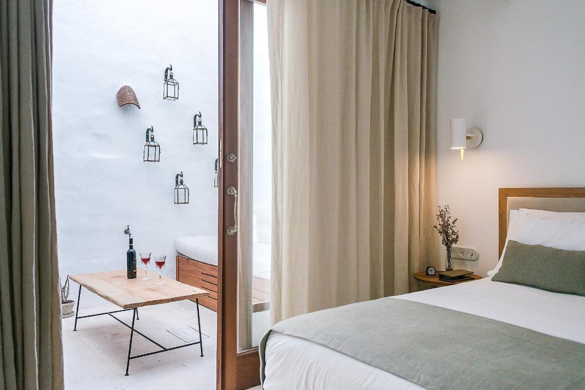 Cama o camas de una habitación en S'Hotelet d'es Born - Suites & SPA