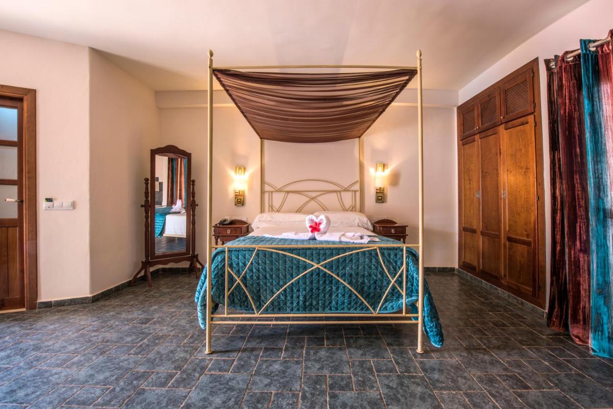 un dormitorio con una cama con dosel en Hotel de Naturaleza Rodalquilar & Spa Cabo de Gata, en Rodalquilar 72 fotos más
