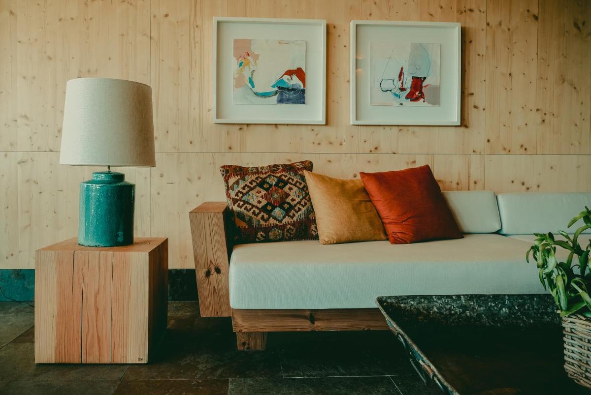 uma sala de estar com um sofá e um abajur em FeelViana Sport Hotel em Viana do Castelo