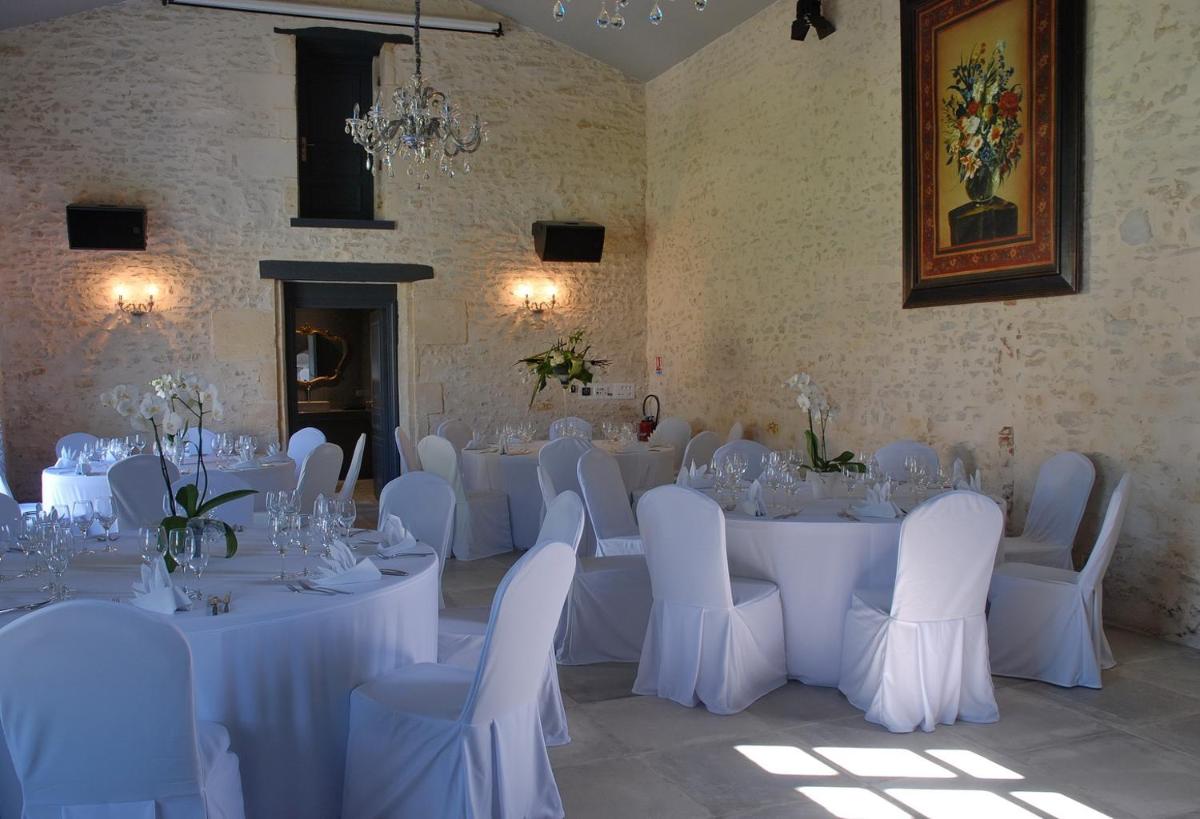 Restaurant ou autre lieu de restauration dans l'établissement Le Logis du Péré