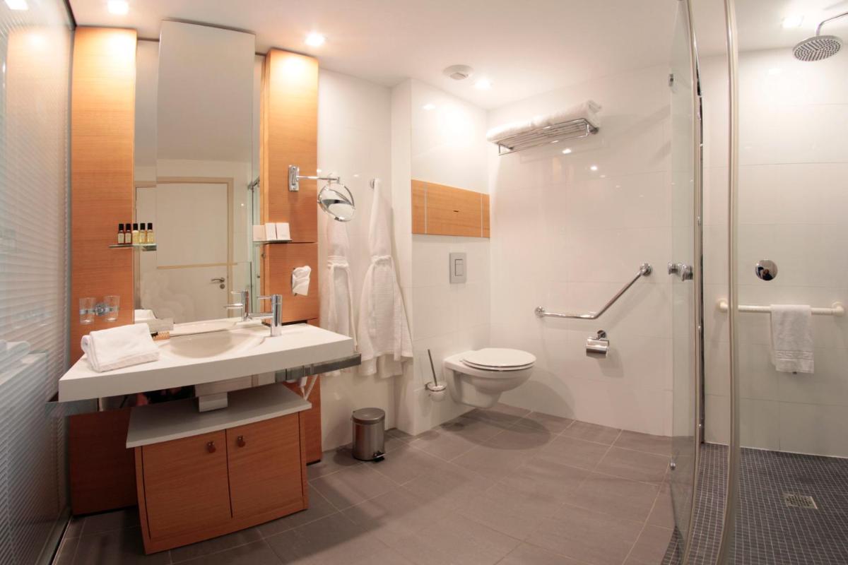 Salle de bains dans l'établissement Le Churchill Hôtel & Spa