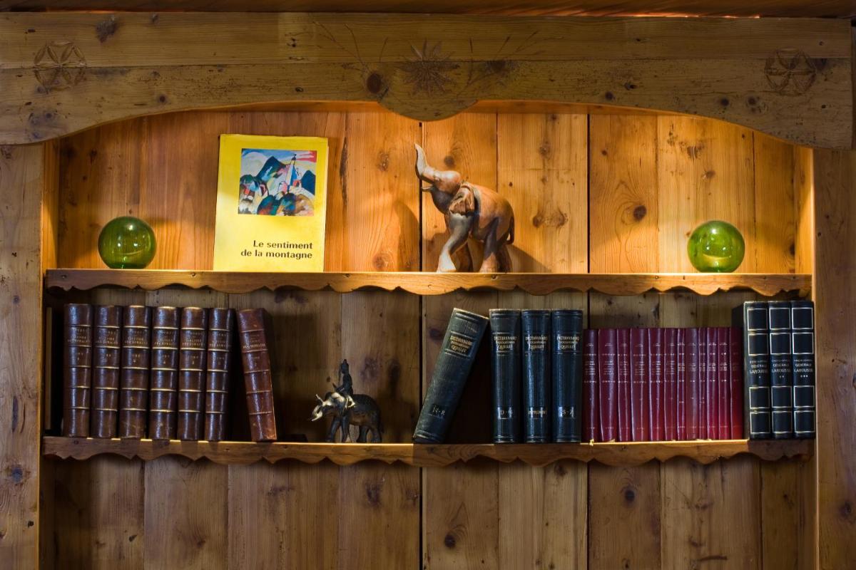 Bibliothèque dans l'hôtel