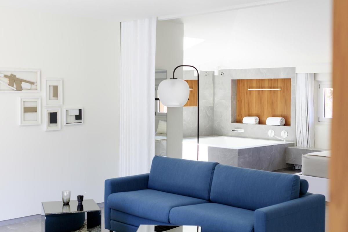 un salon avec un canapé bleu et une cuisine dans l'établissement Hotel Centre Nautique, à Bonifacio