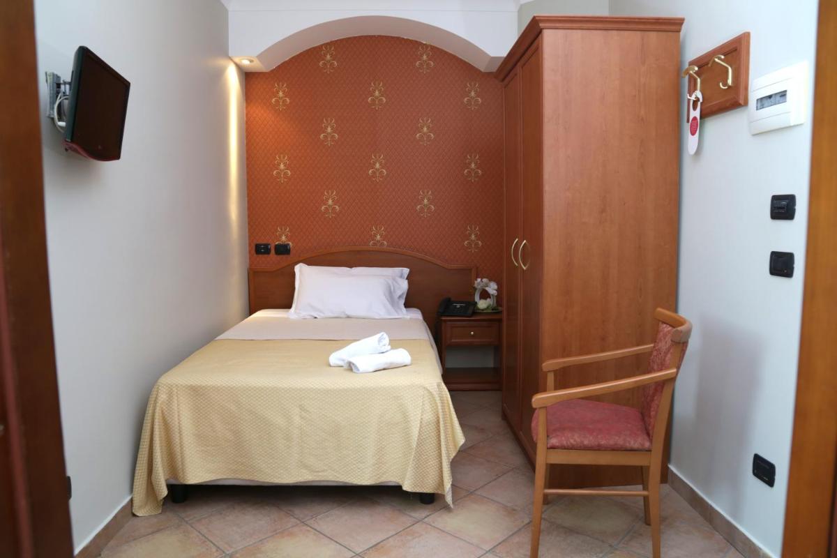 Hotel Stefano a Melito - Housity