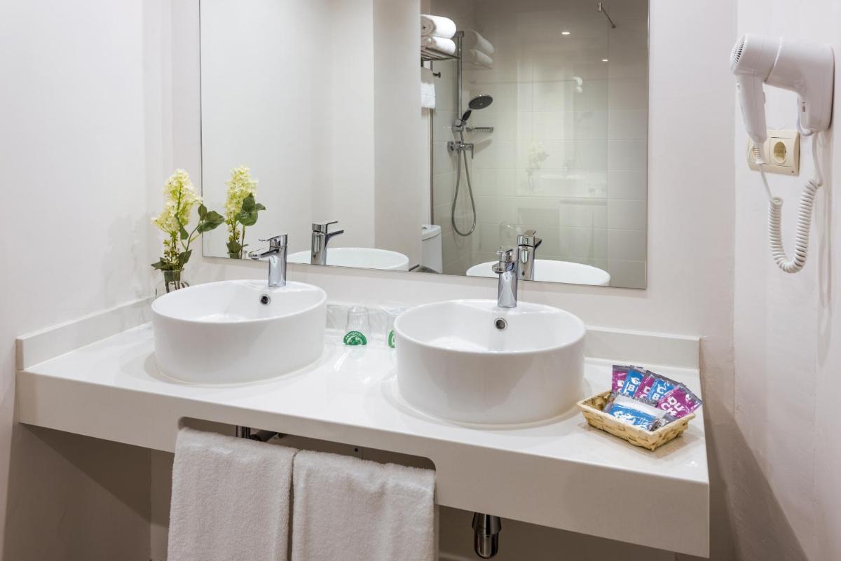 Un baño de Sumus Hotel Stella and Spa 4S Adults Recommended