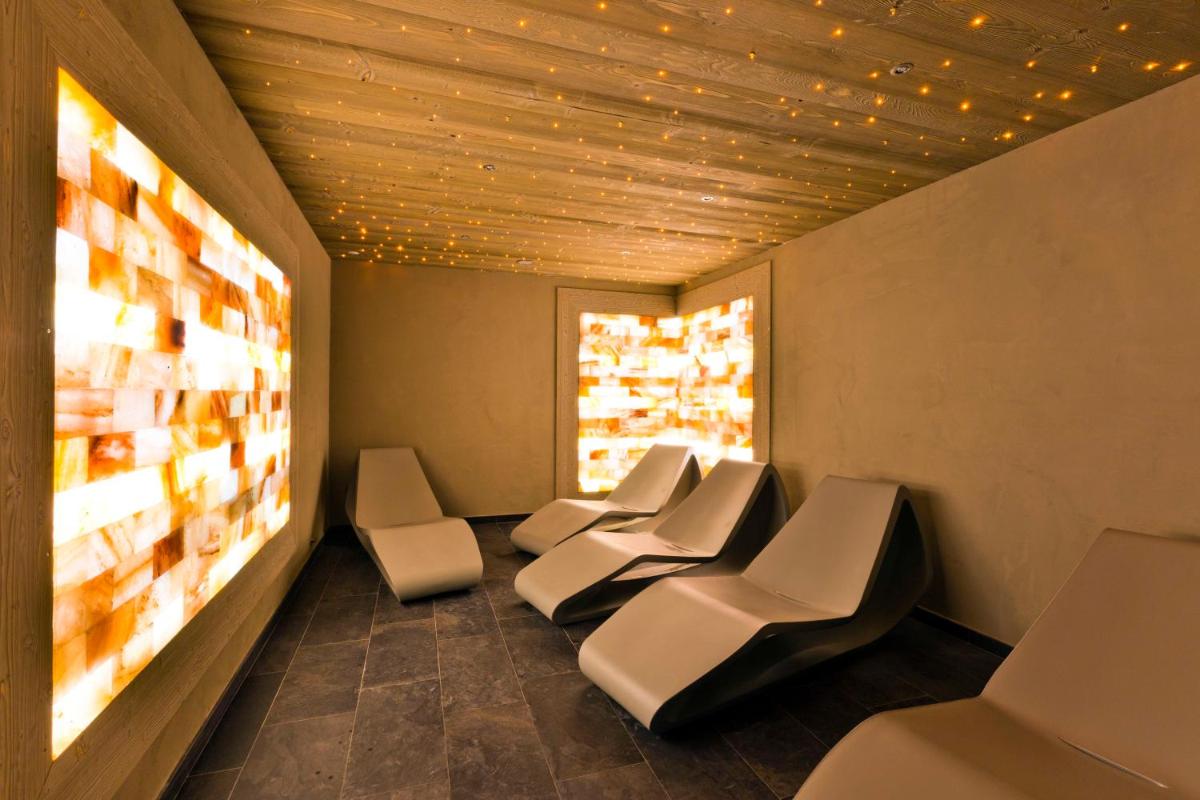 Coin salon dans l'établissement Les Gentianettes Hotel & Spa