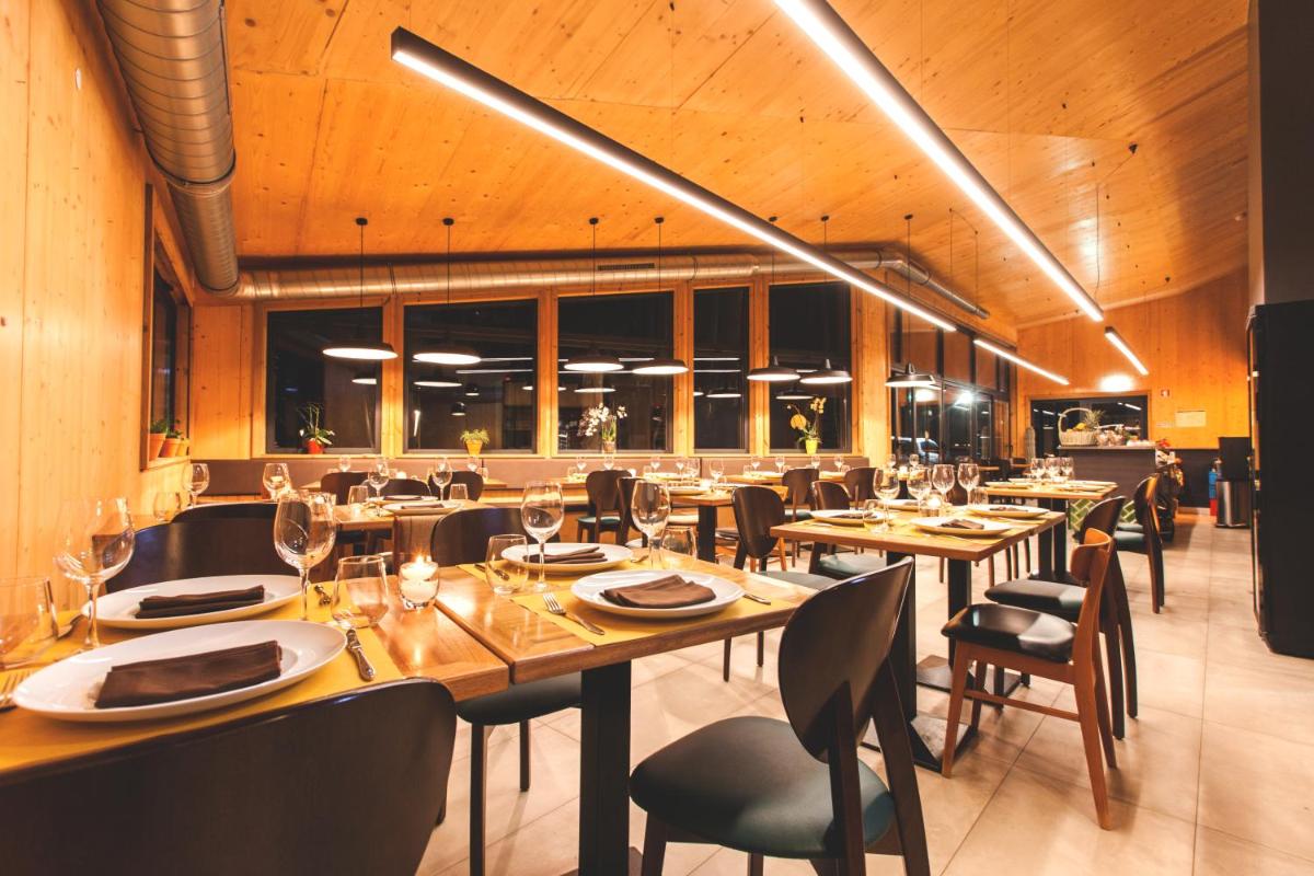 Um restaurante ou outro lugar para comer em Bukubaki Eco Surf