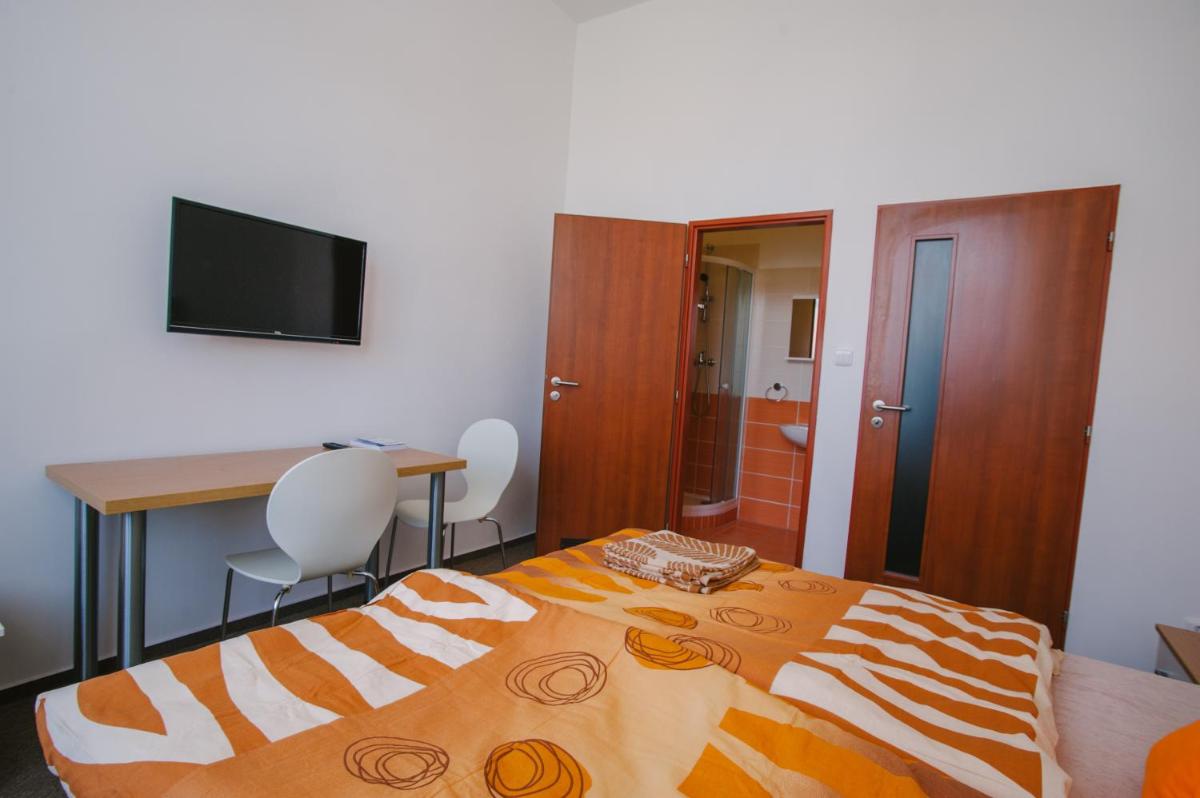 Guest House U Zlatého Jelena - Housity