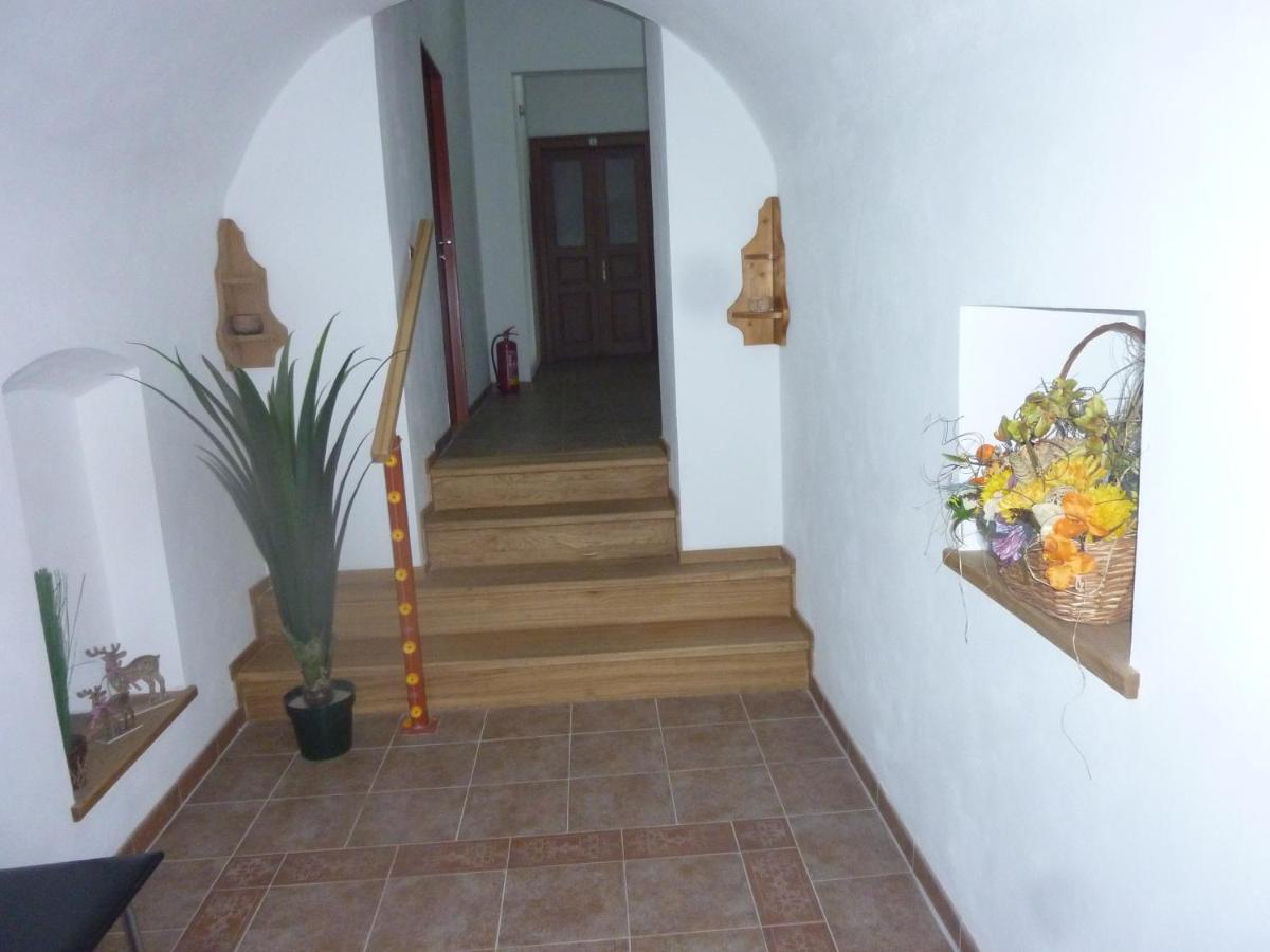 Guest House U Zlatého Jelena - Housity