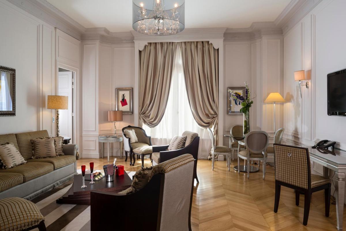 un salon avec un canapé et une table dans l'établissement Majestic Apartments Champs Elysées, à Paris