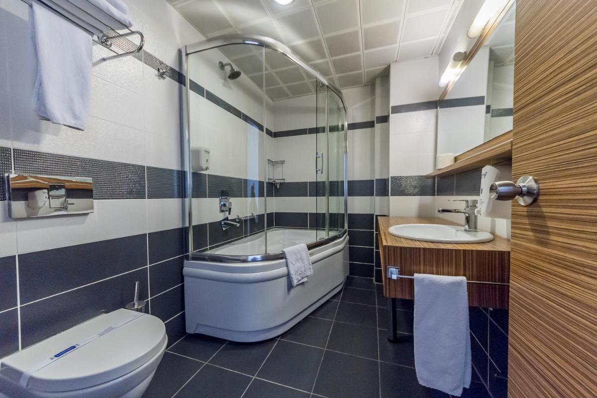 Hotel Almina Park - Housity