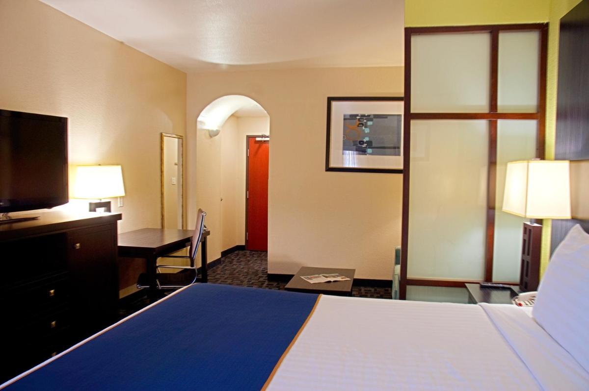 Super 8 by Wyndham Irving/DFW Apt/North - Housity