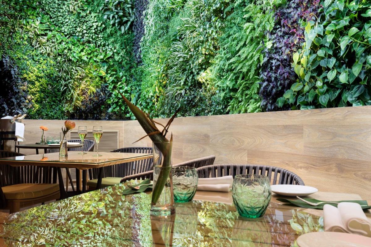 Jardín al aire libre en Hotel Puerta America