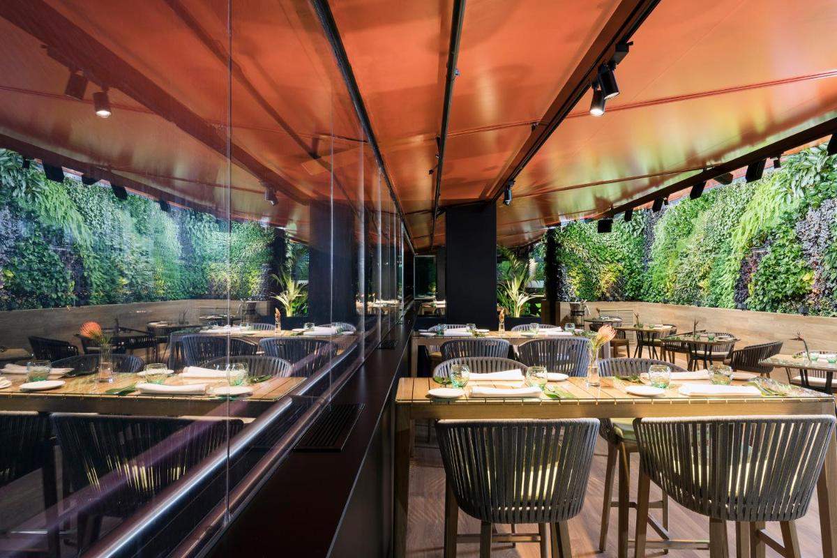 Un restaurante o sitio para comer en Hotel Puerta America