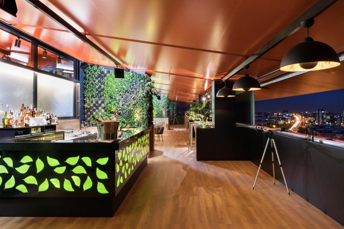 Un restaurante o sitio para comer en Hotel Puerta America