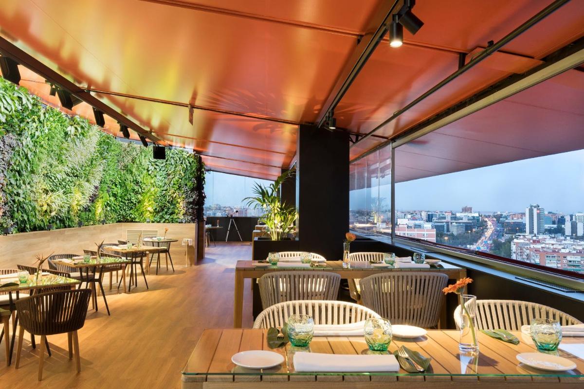 Un restaurante o sitio para comer en Hotel Puerta America