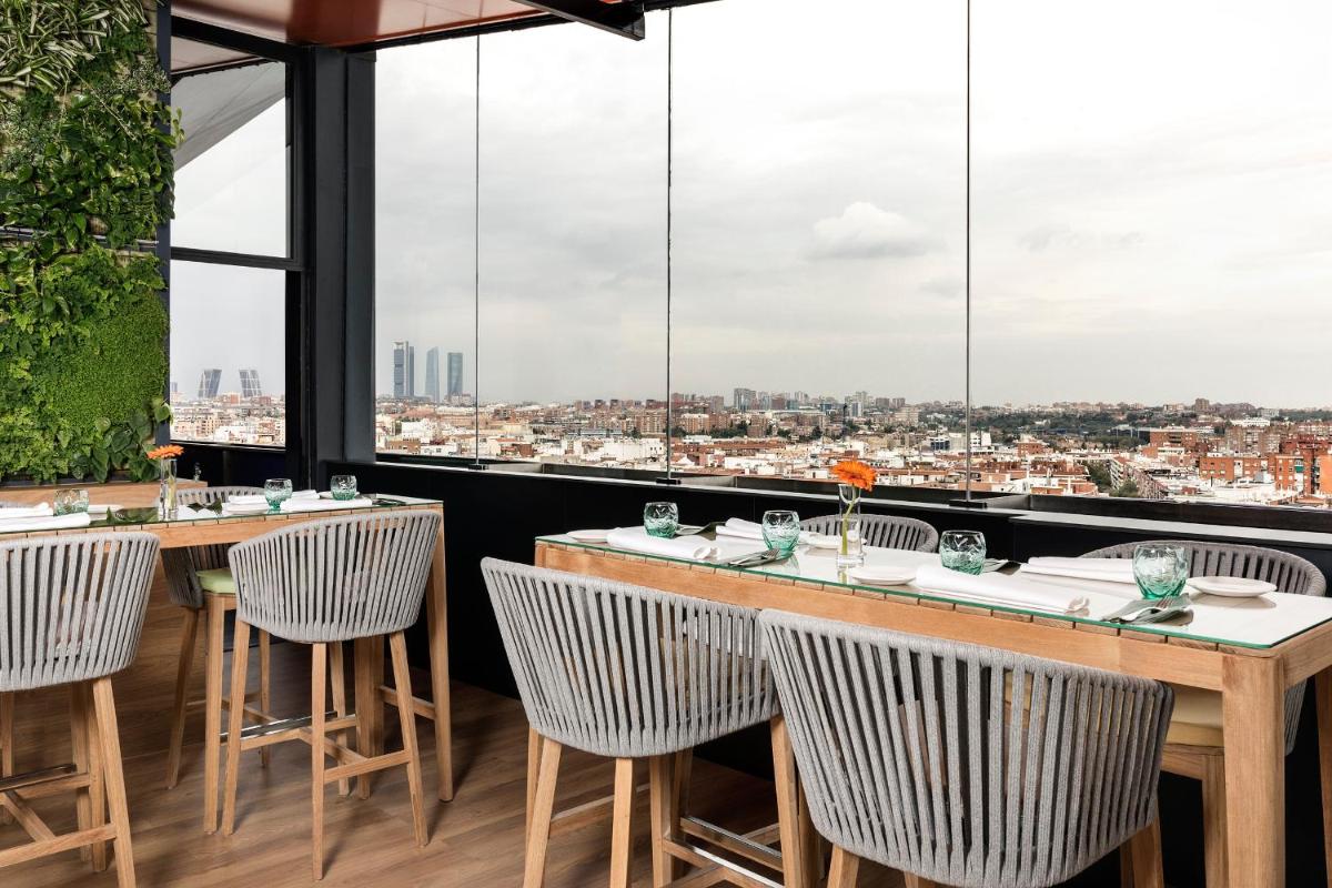 Un restaurante o sitio para comer en Hotel Puerta America