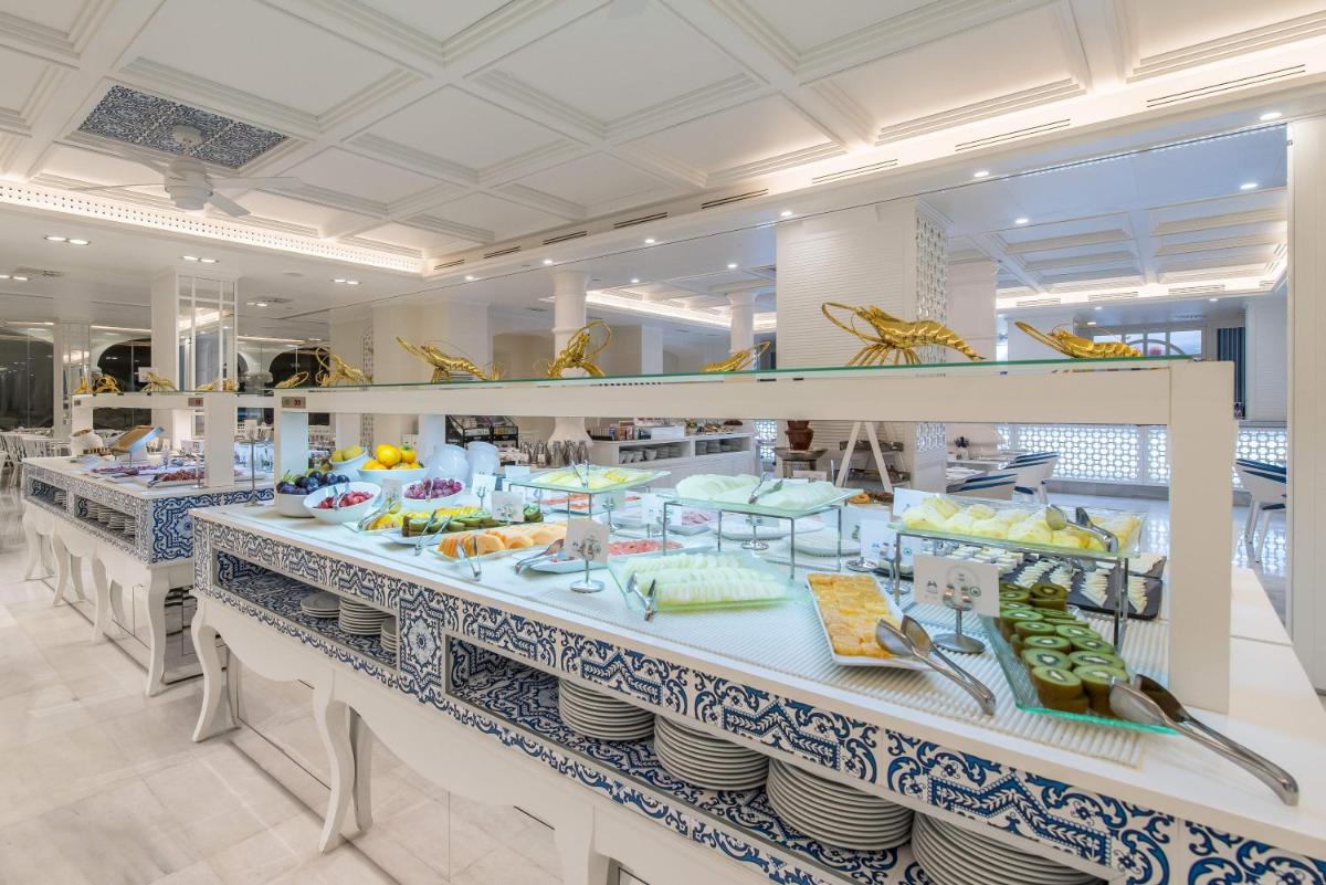 Comida en o cerca de este hotel