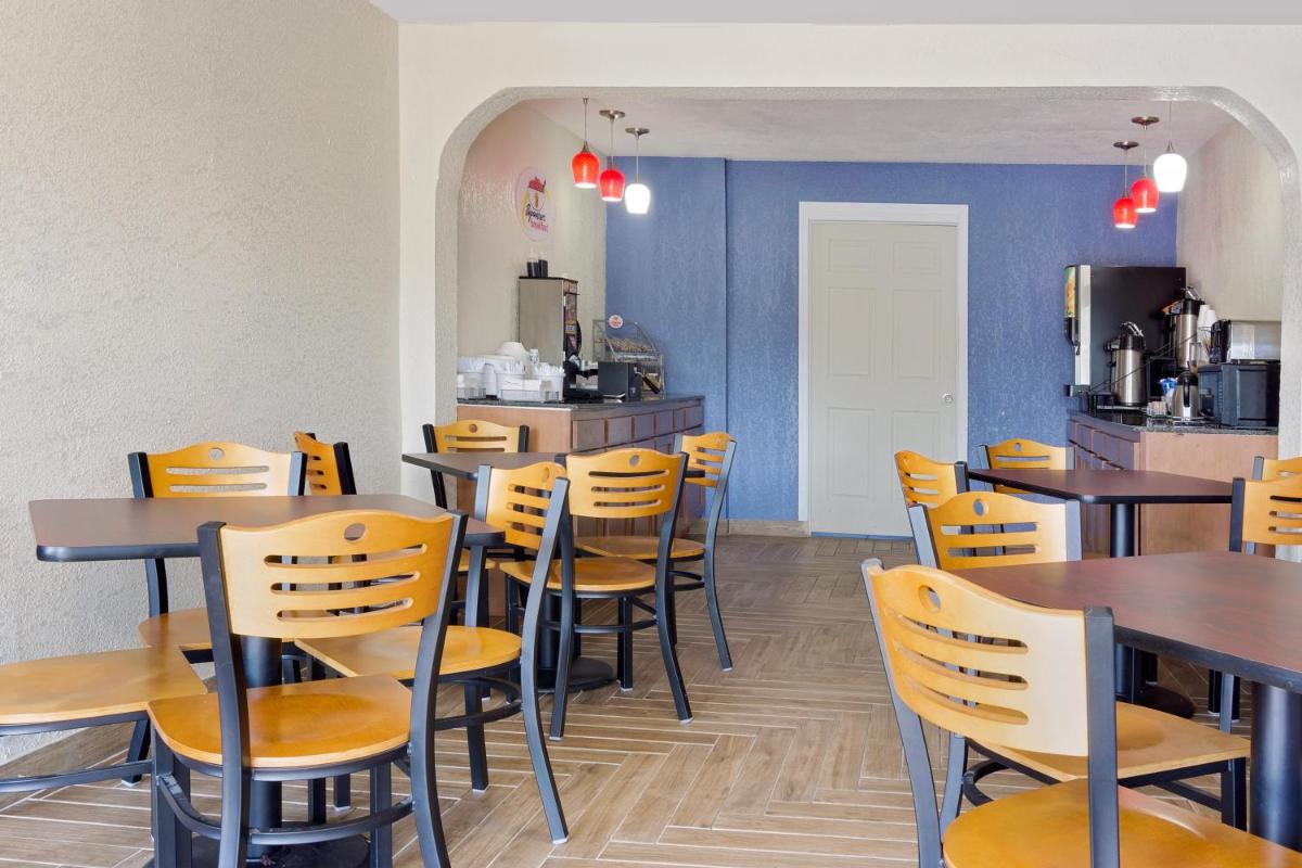 Super 8 by Wyndham Florence - Housity