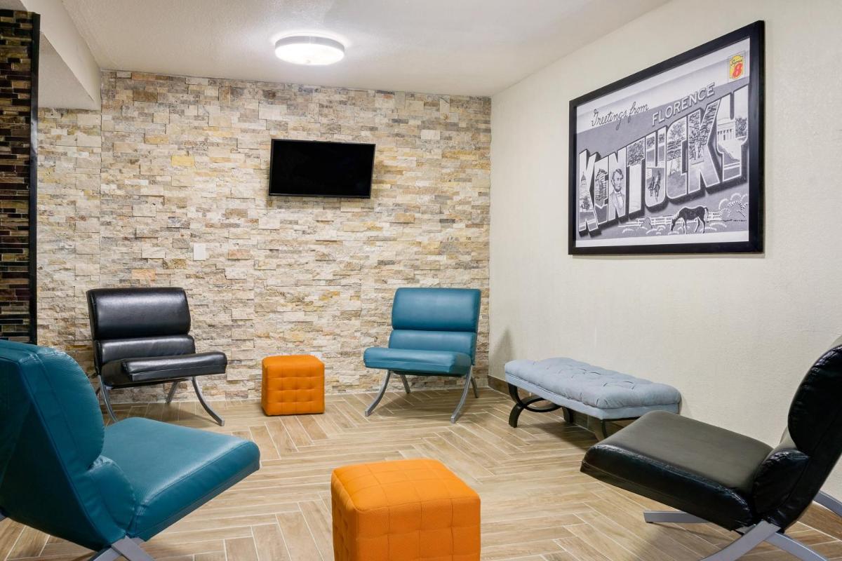 Super 8 by Wyndham Florence - Housity