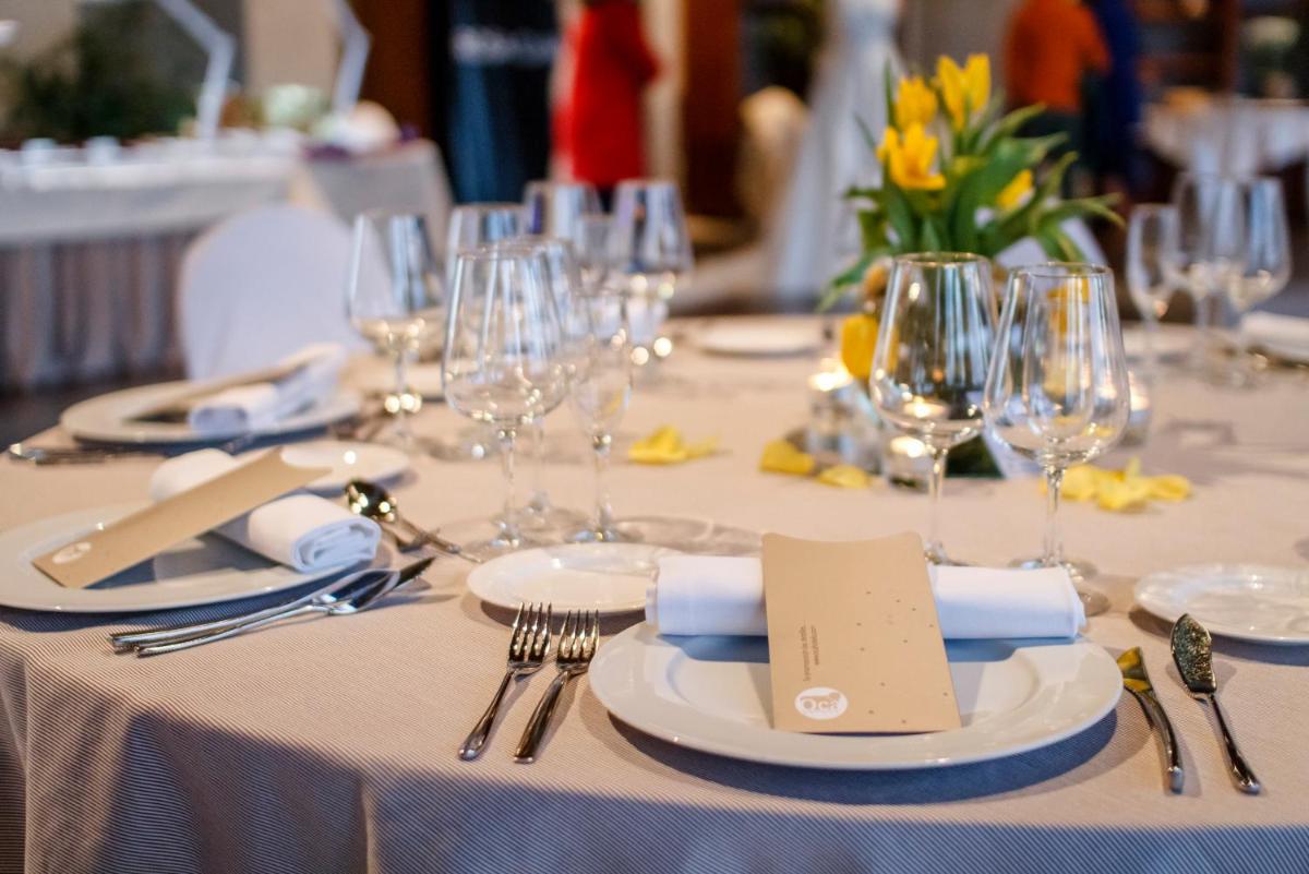 una mesa con un mantel blanco con gafas y servilletas en Eurostars Vila de Allariz Hotel Balneario, en Allariz 56 fotos más