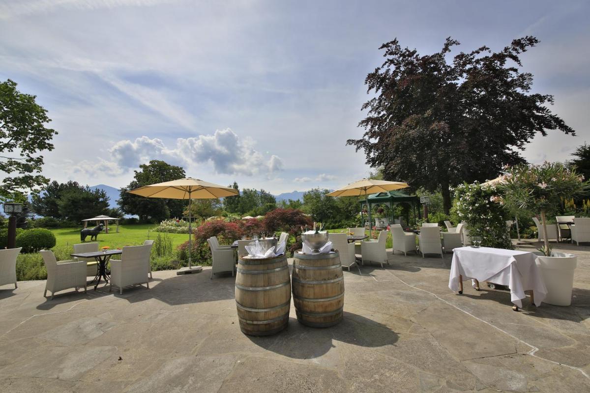 Ein Garten an der Unterkunft Alpenhof Murnau