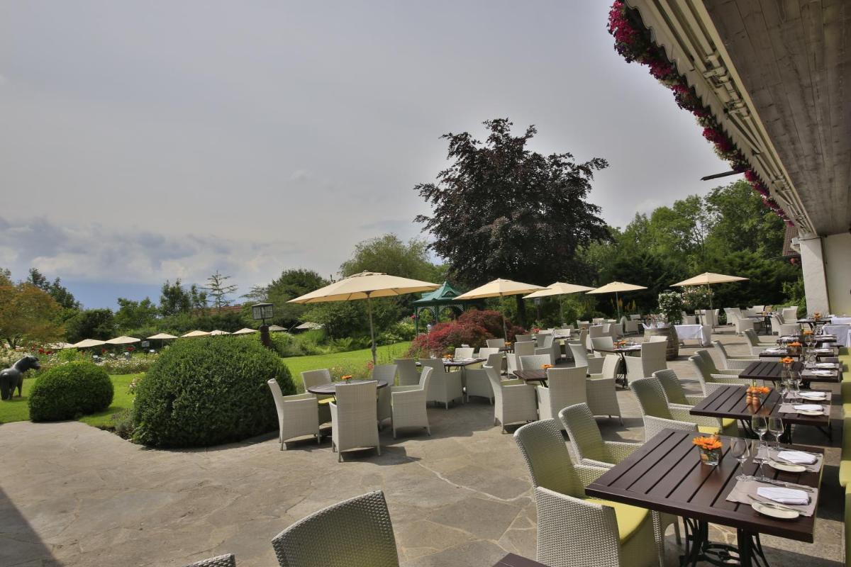 Ein Garten an der Unterkunft Alpenhof Murnau