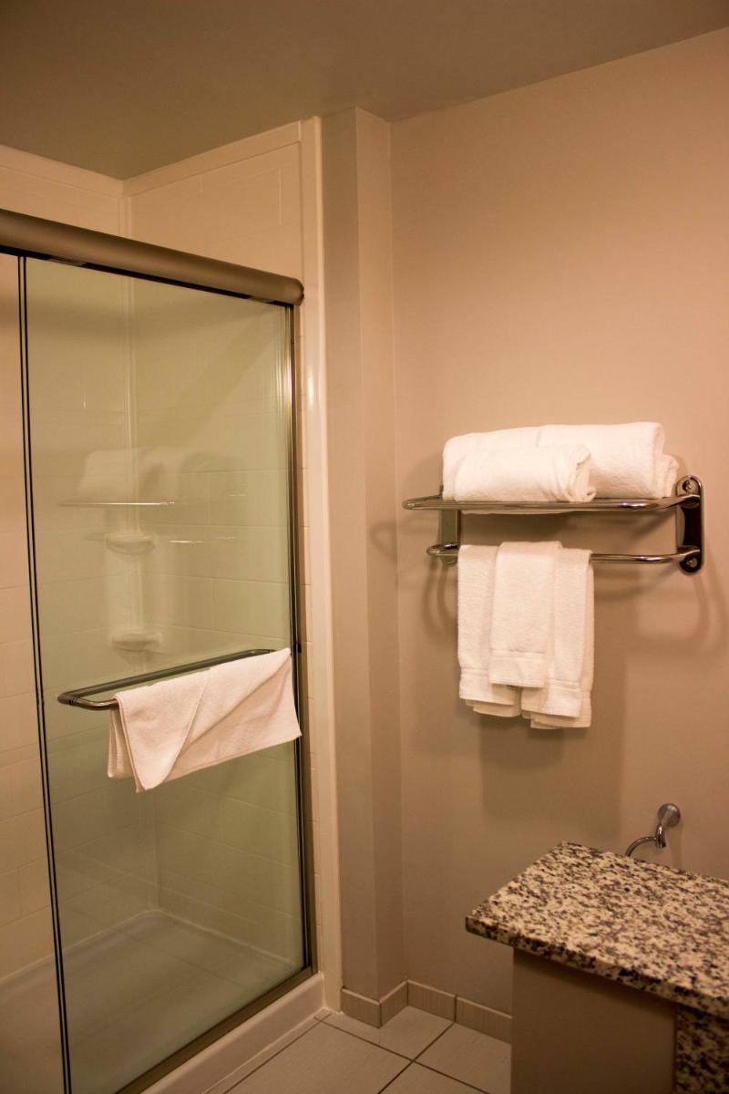 Holiday Inn Express and Suites Tahlequah by IHG - Housity