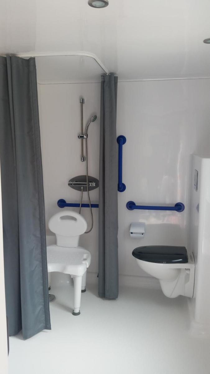 Salle de bains dans l'établissement Camping La Pinède